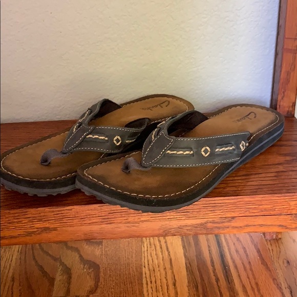 clarks black leather flip flops